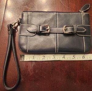 NAVY BLUE LEATHER WRISTLET. AUTHENTIC WILSONS LEATHER. Great condition.